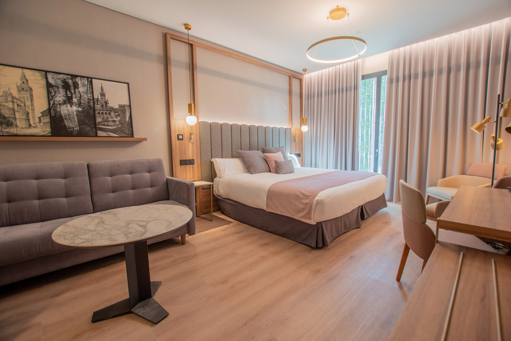 Hotel Giralda Center