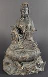 Sitzende Guanyin a. Lotossockel u. Drache, li. Hand Flasche mit Elixier des Lebens haltend, Bronze