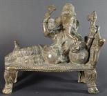 Liegender Ganesha m. Attributen u. Ratte, wohl Bronze, Indien 20.Jh., h. 20cm, b. 21cm