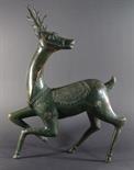 Große Bronzefigur "Hirsch", Symbol der Langlebigkeit und Kraft, Bronze mit grünlicher Patina, min.