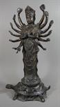 Guanyin "Tausendarmige Guanyin" auf Schildkröte stehend, Metall m. Steinfüllung, dunkle Patina,
