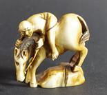 Netsuke Bein, Reiter a. Pferd, am Boden signiert "Tagaiyuki / ??", Japan 20.Jh., h. 5cm