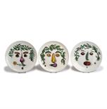 Fornasetti, Mailand  Fornasetti, Piero  Drei Teller 'Arcimboldesca', 1950er Jahre  Dm. 25,7-26,2 cm.