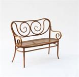 Thonet, Wien   Sitzbank, 1870er Jahre  H. 96 x 111 x 62,5 cm.   Buchenbugholz, Rohrgeflecht.   Mang,