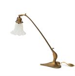 Vereinigte Werkstätten, München  Tischleuchte, 1898  H. 44,5 cm. Messing, patiniert, reliefierter