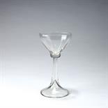Benedikt von Poschinger, Oberzwieselau  Südweinglas 'Menzel', 1900  H. 12,8 cm. Farbloses Glas,