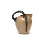 Reinhold Merkelbach, Grenzhausen  Kanne, 1903  H. 22,3 cm. Steinzeug, hellbrauner Scherben, Henkel
