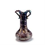 Glasfabrik Elisabeth, Pallme-König & Habel, Kosten bei Teplitz  Henkelvase, 1900-1905  H. 19,5 cm.