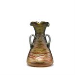 Glasfabrik Elisabeth, Pallme-König & Habel, Kosten bei Teplitz  Henkelvase, 1900-1905  Mit drei