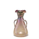 Glasfabrik Elisabeth, Pallme-König & Habel, Kosten bei Teplitz  Henkelvase, 1900-1905  Mit drei