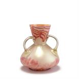 Glasfabrik Elisabeth, Pallme-König & Habel, Kosten bei Teplitz  Henkelvase, 1900-1905  Gedrückte