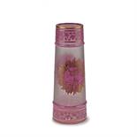 Cristallerie de Baccarat  Vase mit Drachen, um 1900  Kegelform. H. 30,3 cm. Überfangglas, farblos