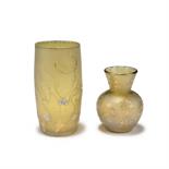 Daum Frères, Nancy  Kleine Vase 'Gui', um 1894  H. 12,1 cm. Überfangglas, farblos und