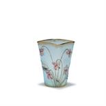 Daum Frères, Nancy  Becher 'Pensées', um 1895  Mit quadratischer Mündung. H. 5,6 cm. Überfangglas,