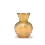 Daum Frères, Nancy  Kleine Vase 'Croix de Lorraine', um 1895  H. 8,6 cm. Überfangglas,