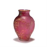 Daum Frères, Nancy  Vase 'Coeur de Jeanette', um 1895  Vierfach eingedellt. H. 12 cm.