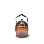 Daum Frères, Nancy  Keksdose mit Hopfen und Erdbeeren, mit Silbermontierung, um 1895  Bombierte Form