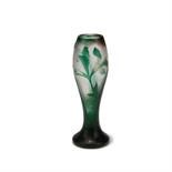 Daum Frères, Nancy  Martelé-Vase 'Iris', um 1899  Keulenform auf Trompetenfuß  H. 17,4 cm.