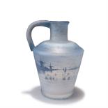 Daum Frères, Nancy  Henkelkanne 'Delft', 1899  Trichterform mit gerundeter Schulter. H. 22 cm.
