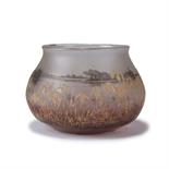 Daum Frères, Nancy  Vase 'Paysage aux iris', 1901  Sich stark vorwölbender Korpus. H. 10,2 cm.