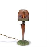 Daum Frères, Nancy  Tischlampe, um 1900  Pilzform. Schlanker Balusterschaft auf Scheibenfuß, ovoider
