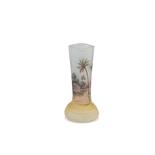 Daum Frères, Nancy  Miniaturvase 'Nil', 1905  Schlanker Hals mit quadratischer Mündung. H. 5,5 cm.