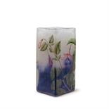 Daum Frères, Nancy  Vase 'Fuchsias', 1905-10  Auf quadratischem Stand gerade Wandung. H. 12,1 cm.