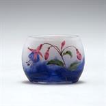 Daum Frères, Nancy  Miniaturvase 'Fuchsias', 1905-10  Auf spitzovalem Stand flachgedrückter