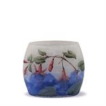 Daum Frères, Nancy  Vase 'Fuchsias', 1905-10  Leicht gewölbt über länglich ovalem Stand. H. 10,1 cm.