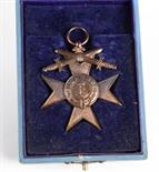 Militärverdienstkreuz 3. Klasse mit Schwertern  Buntmetall verkupfert, achtspitziges Kreuz, gekörnte