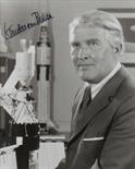 Wernher von Braun (1912 - 1977), Portraitfotografie mit einem Flugmodell, S-W-Fotografie, oben links