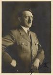 Hitler, Adolf (Politiker). Eigenhändige Unterschrift auf einer original-photographischen Porträt-