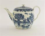 A Worcester blue and white printed Teapot and Cover,c.1785, of barrel shape with a flat cover,