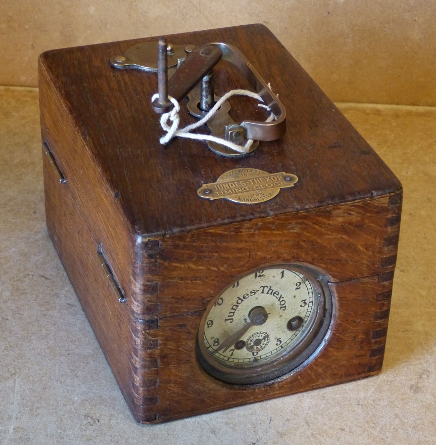 A `JundesThexor` Oak Cased 19 Bird Racing Pigeon Timing Clock, 19.5cm wide