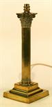 AN EDWARDIAN BRASS CORINTHIAN COLUMN TABLE LAMP with later fittings^ on a stepped square base with