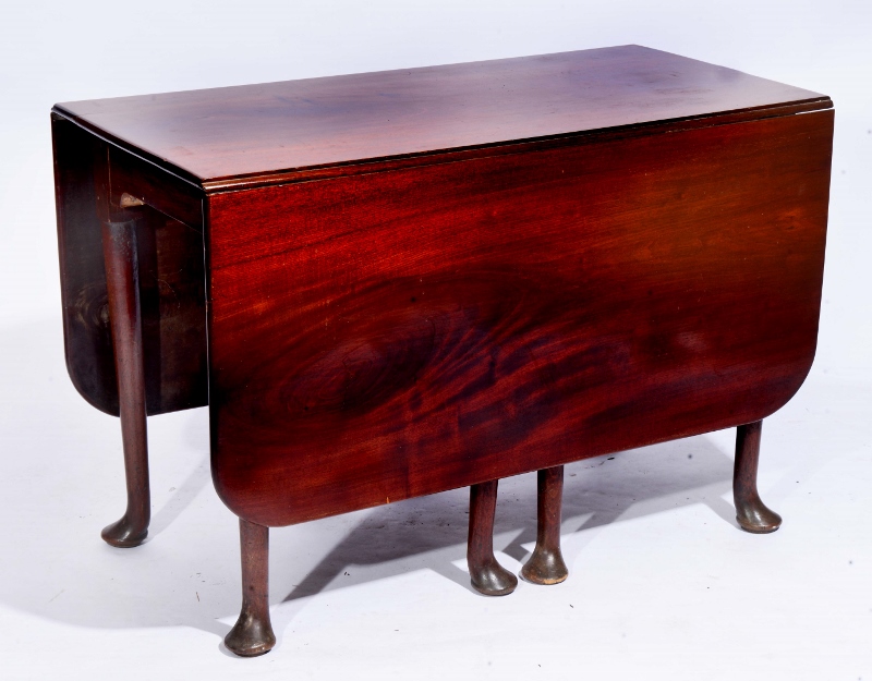 AN 18TH CENTURY HEAVY MAHOGANY RECTANGULAR DROP LEAF DINING TABLE with