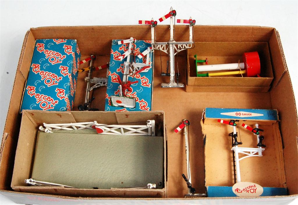 Crescent boxed railway items (00 gauge) to include 1222 junction signal, No. 1235 3-aspect signal,