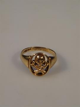 skull and crossbones signet ring