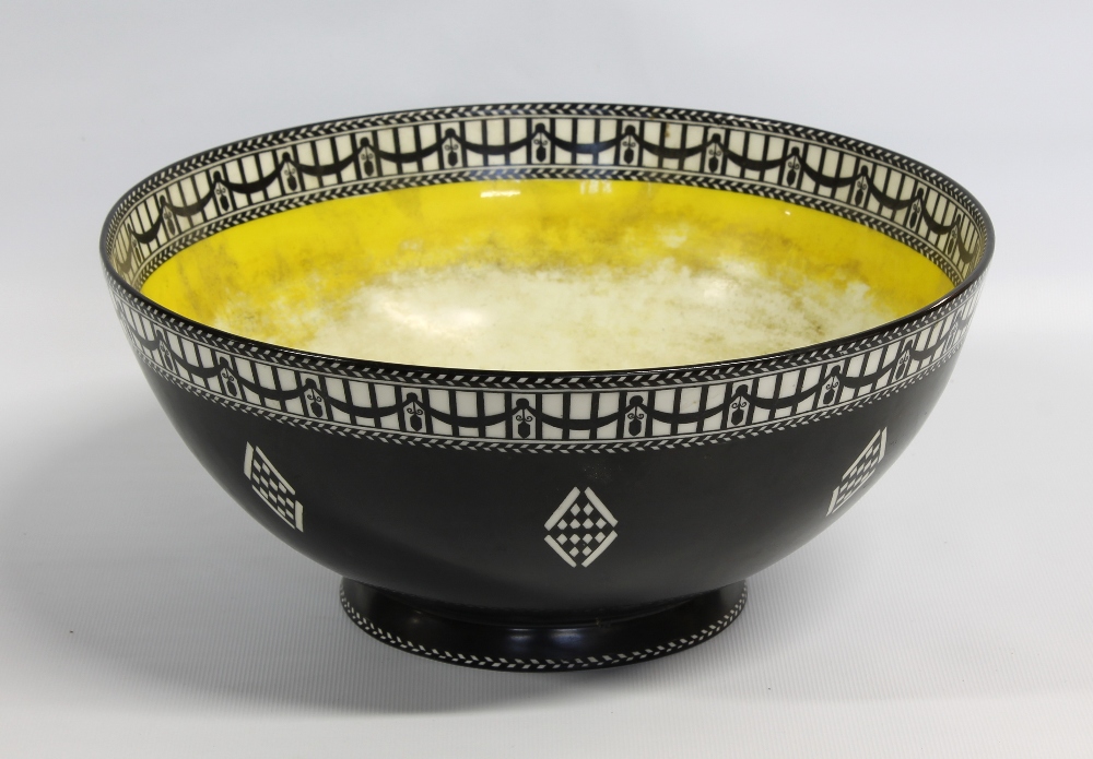 Royal Worcester fruit bowl, the black ground with white \ Royal Worcester fruit bowl, the black ground with white \