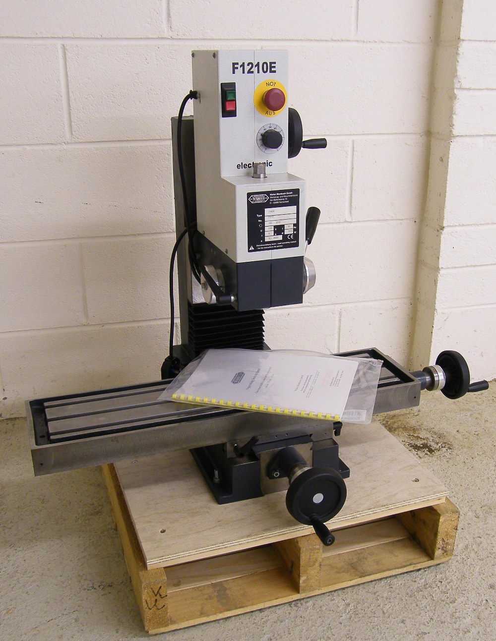 Wabeco F1210E milling machine, 29 1/2" high, type 11 400, no. 2913