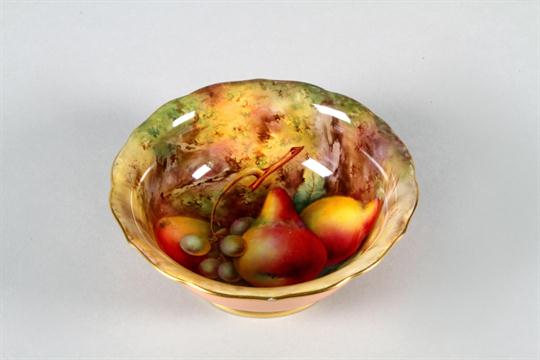 Royal Worcester fruit bowl, decorated with fruit on a naturalistic ... Royal Worcester fruit bowl, decorated with fruit on a naturalistic ...