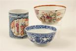 Chinese famille rose tankard, early 19th Century, decorated with a panel of figures within an