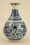 Chinese blue and white pear shaped vase (yuhuchunping), traditional form decorated with dragons