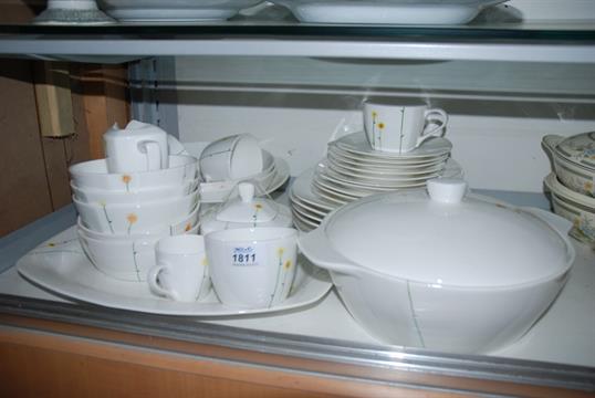 A collection of Aynsley China in Daisy Chain design and comprising ... A collection of Aynsley China in Daisy Chain design and comprising ...