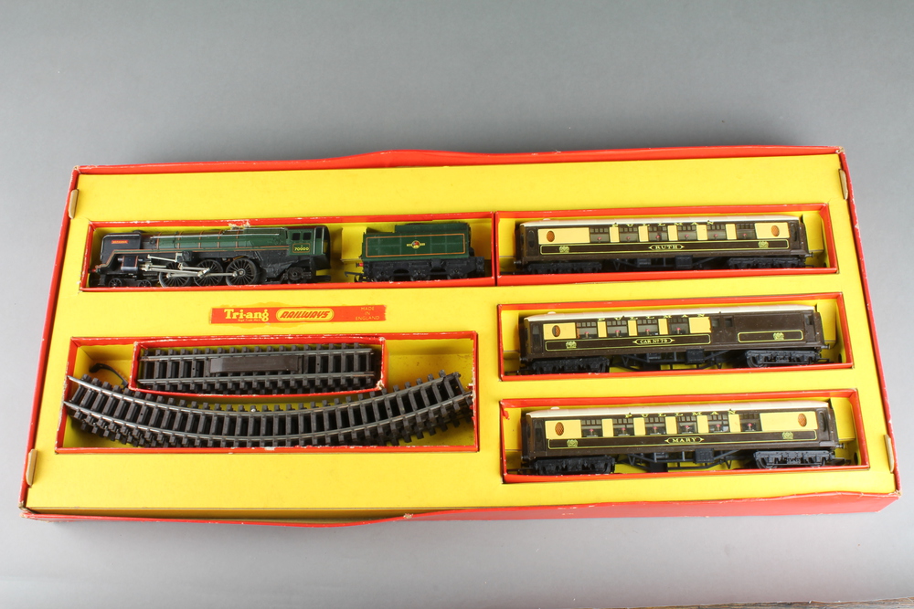 A Triang RS.23 train set, a Britannia and 3 Pullman