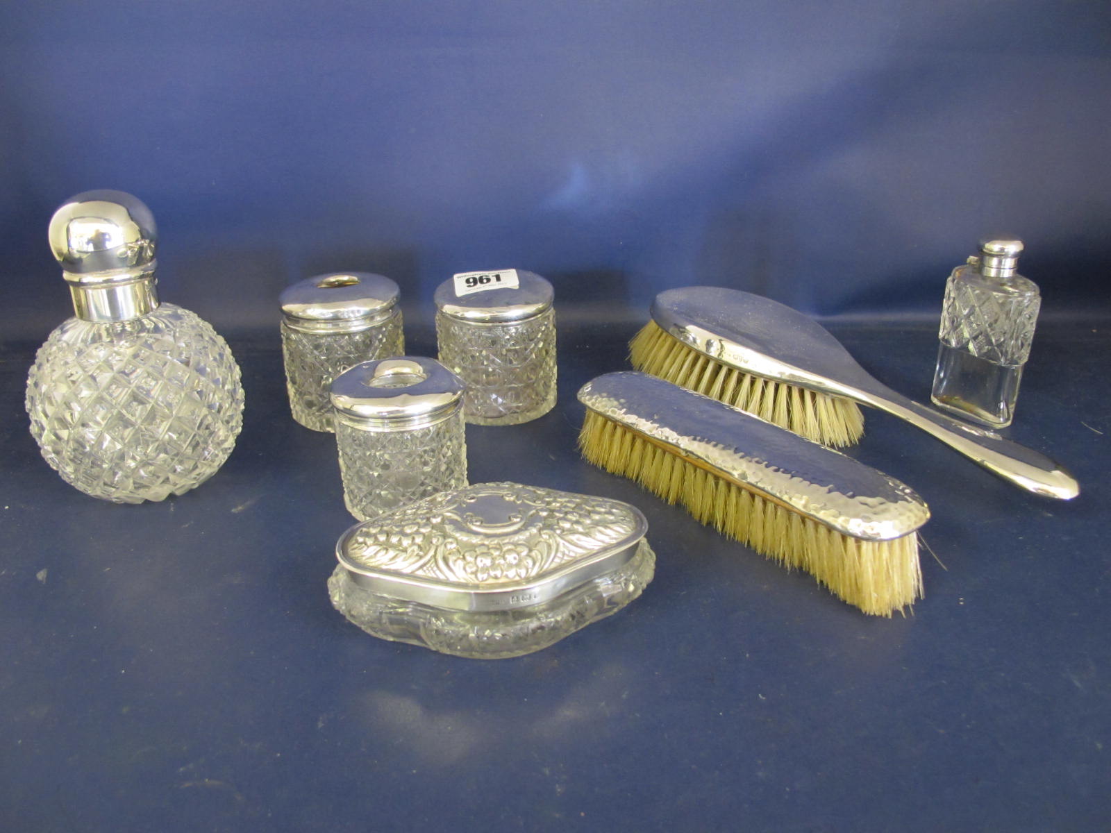 A Hobnail cut glass scent bottle of Lot Art | A hobnail cut glass scent