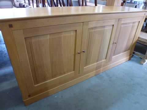 An E. Menard Multiyork Sorrento three door sideboard - 2 m x 91 cm x ... An E. Menard Multiyork Sorrento three door sideboard - 2 m x 91 cm x ...