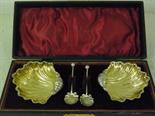 A pair of silver shell salts with gilt interiors and matching spoons - Total silver weight approx. 1