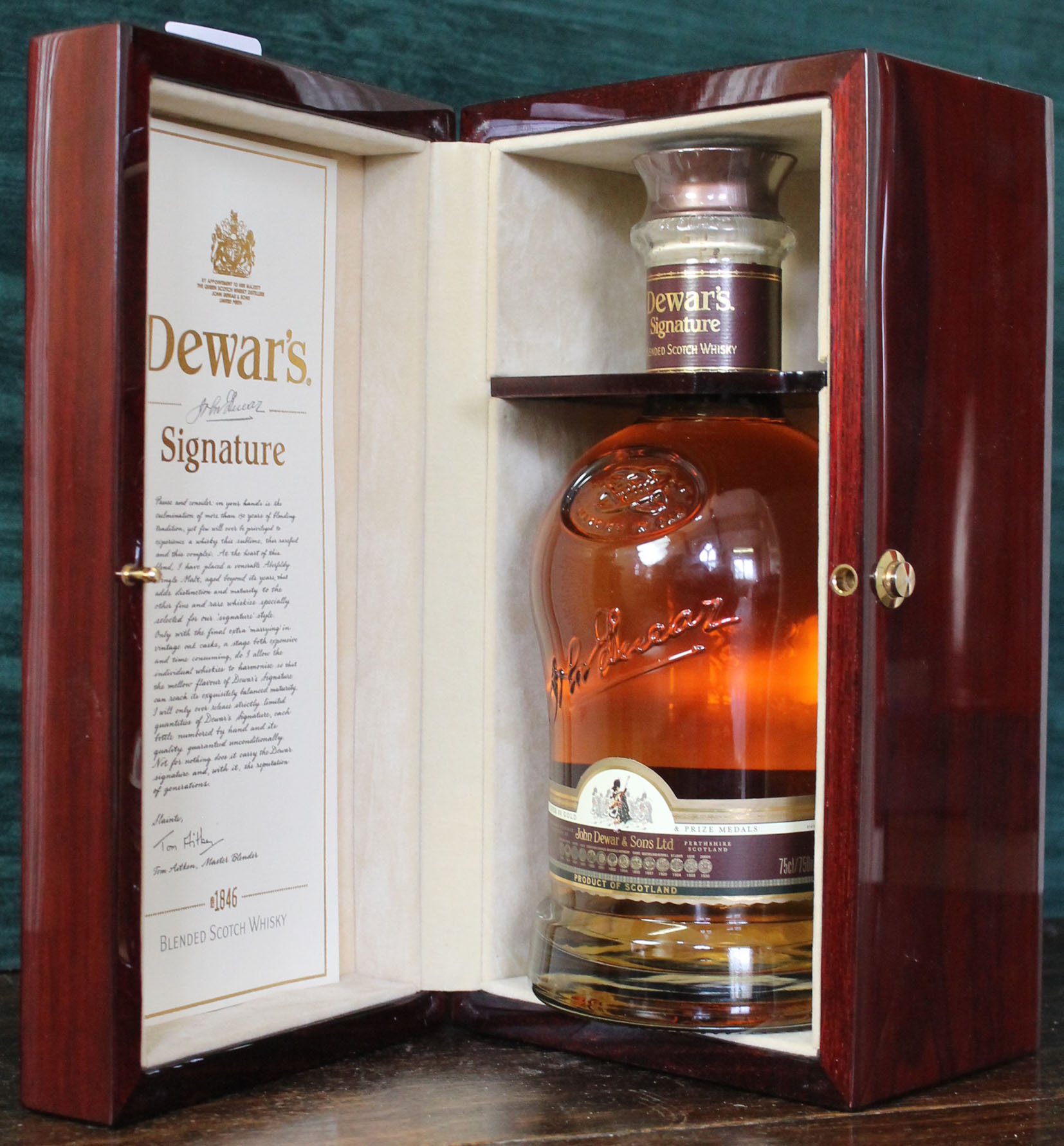 1 bottle Dewars "Signature" 43 In polished wood veneer presentation