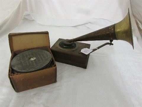 A Stollwerck phonograph and cardboard box containing twelve phonograph discs, the casing of the